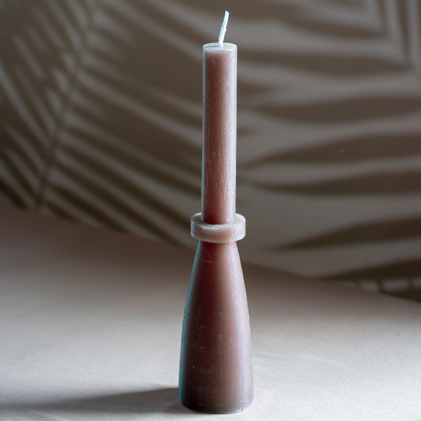 Kaars Tall Glow in kleur cacao op neutrale achtergrond en rustige lichtval