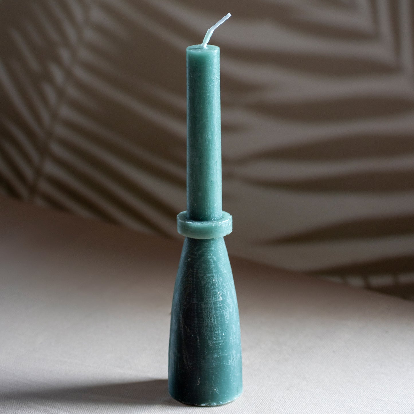 Kaars Tall Glow in kleur mosgroen op neutrale achtergrond en rustige lichtval