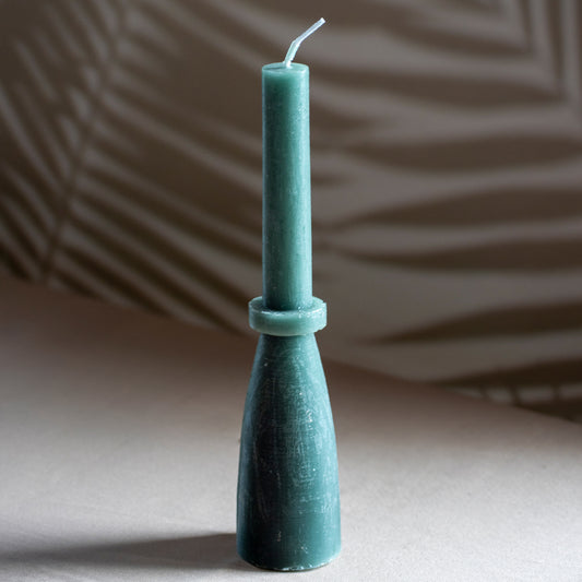 Kaars Tall Glow in kleur mosgroen op neutrale achtergrond en rustige lichtval