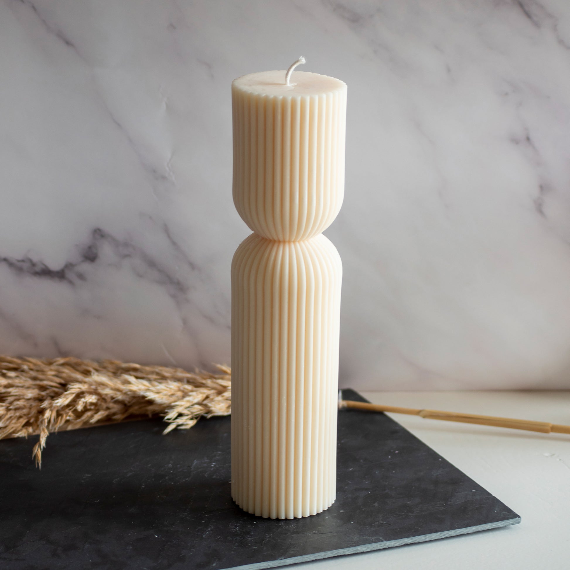 Beigekleurige Tall Grace kaars (groot) in rustige, natuurlijke setting