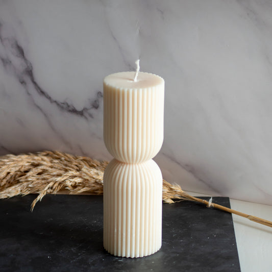 Beigekleurige Tall Grace kaars (klein) in rustige, natuurlijke setting