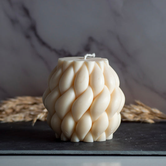 Beigekleurige Wool Twist kaars in rustige, natuurlijke setting