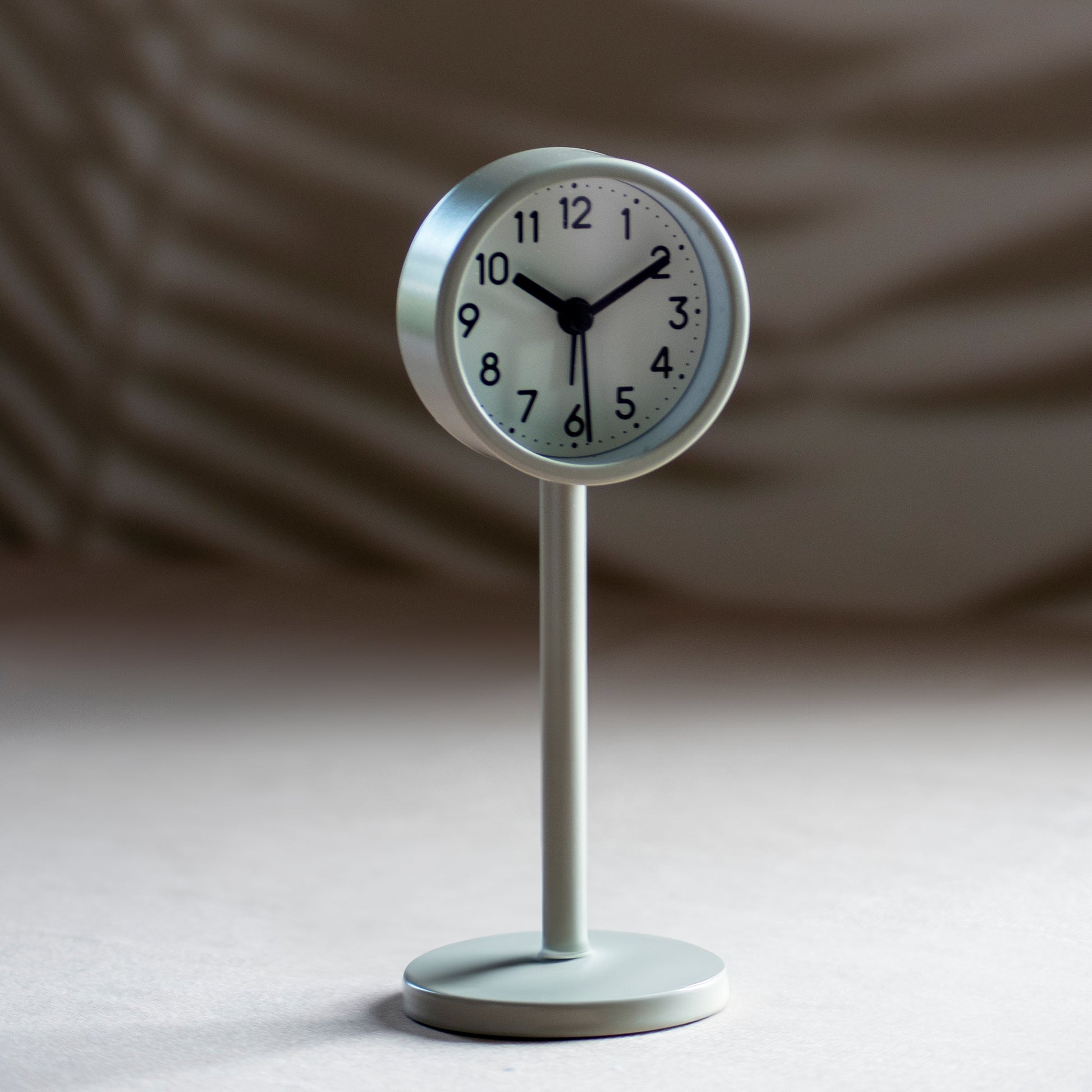 Tafelklokje Tiku in kleur klei op neutrale achtergrond en rustige lichtval