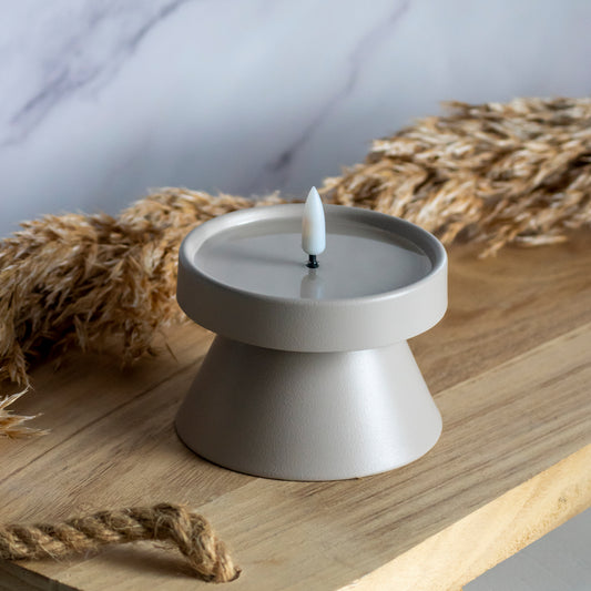 Lage LED kandelaar in taupe kleur op houten plank met tarwe decoratie