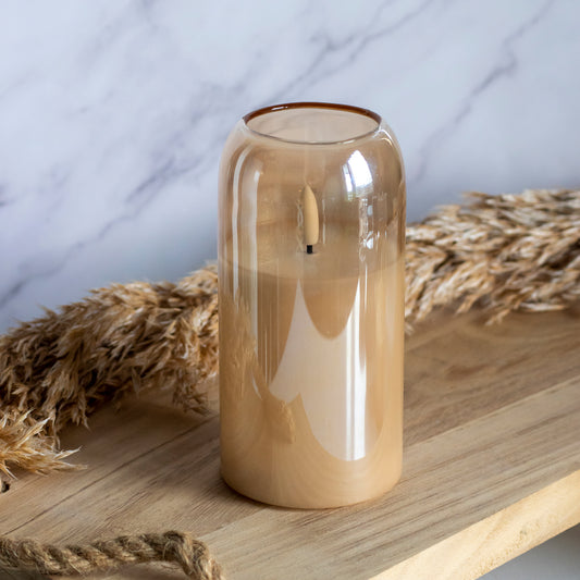 Hoge LED kaars in glas in honingkleur op houten plank met tarwe als decoratie