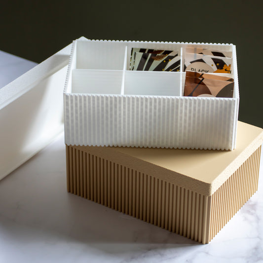 Theedozen Folda op marmeren ondergrond en rustige lichtinval