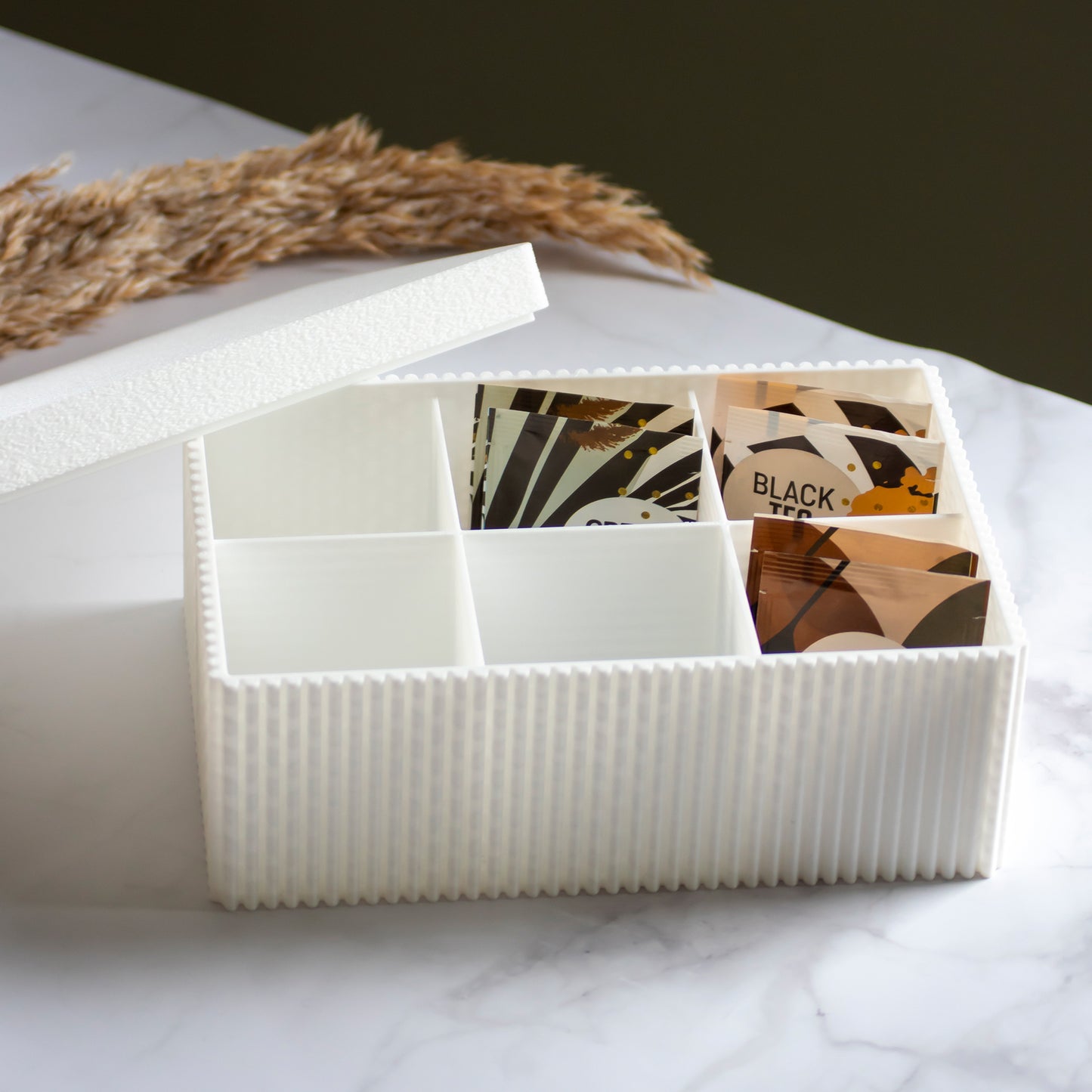 Theedoos Folda in kleur parelmoer op marmeren ondergrond en rustige lichtinval