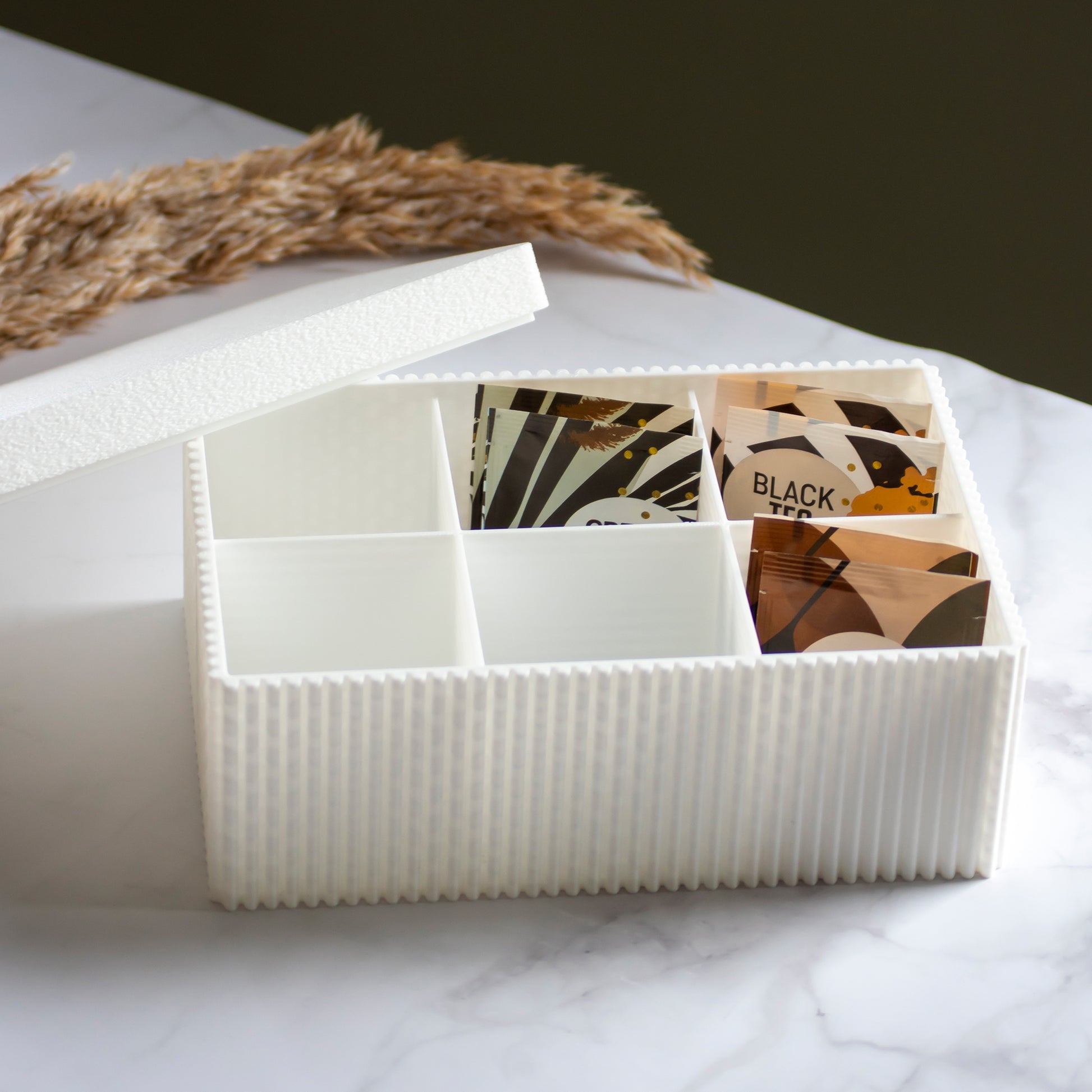 Theedoos Folda in kleur parelmoer op marmeren ondergrond en rustige lichtinval