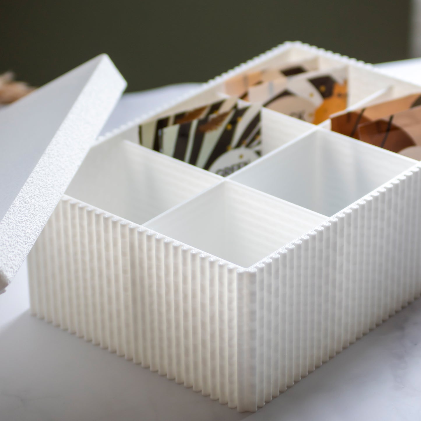 Theedoos Folda in kleur parelmoer op marmeren ondergrond en rustige lichtinval