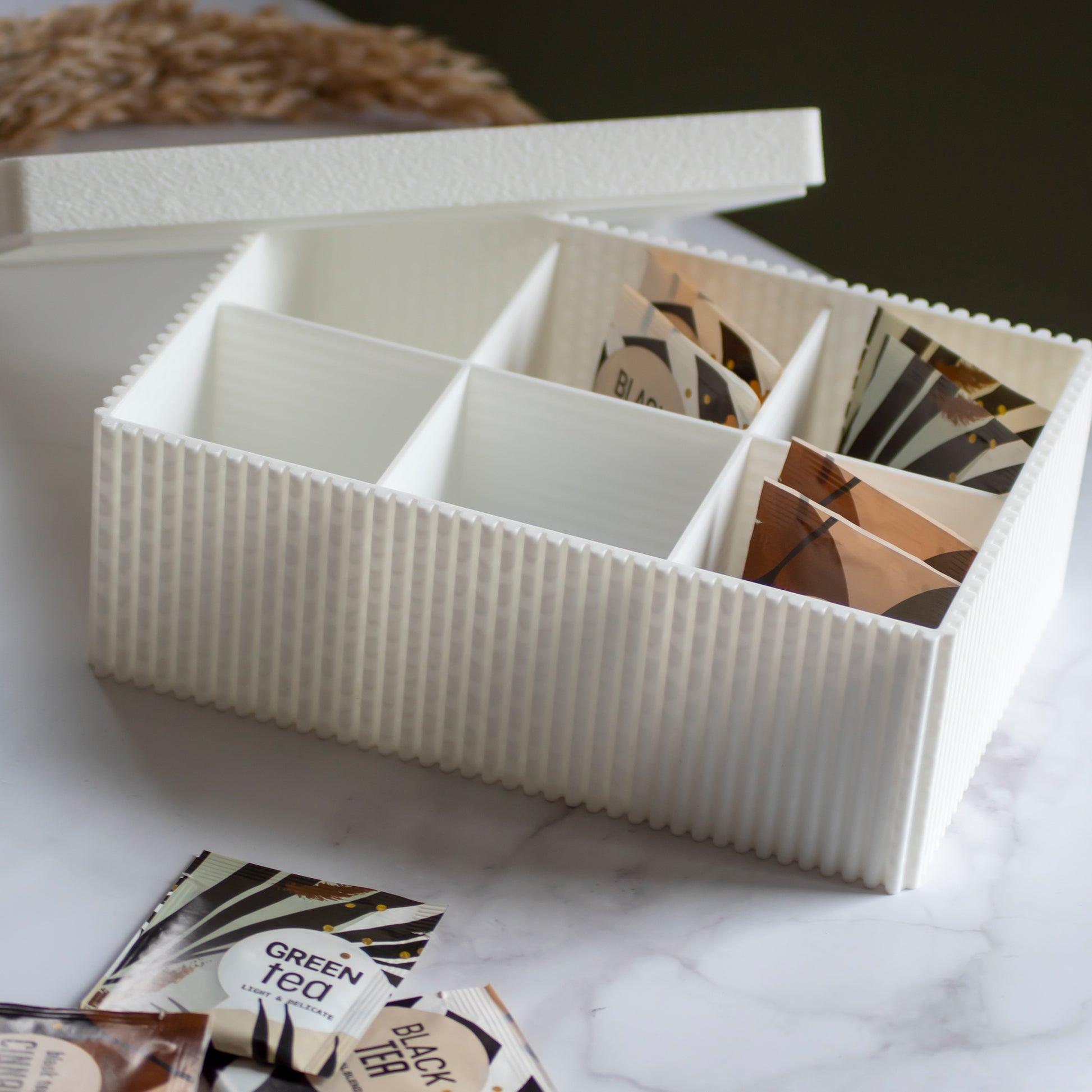 Theedoos Folda in kleur parelmoer op marmeren ondergrond en rustige lichtinval