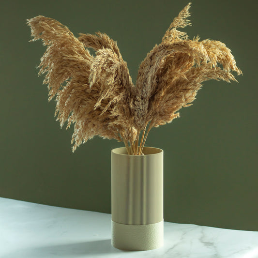 Kaki vaas Fuzz met droogbloemen op marmeren blad en groene achtergrond