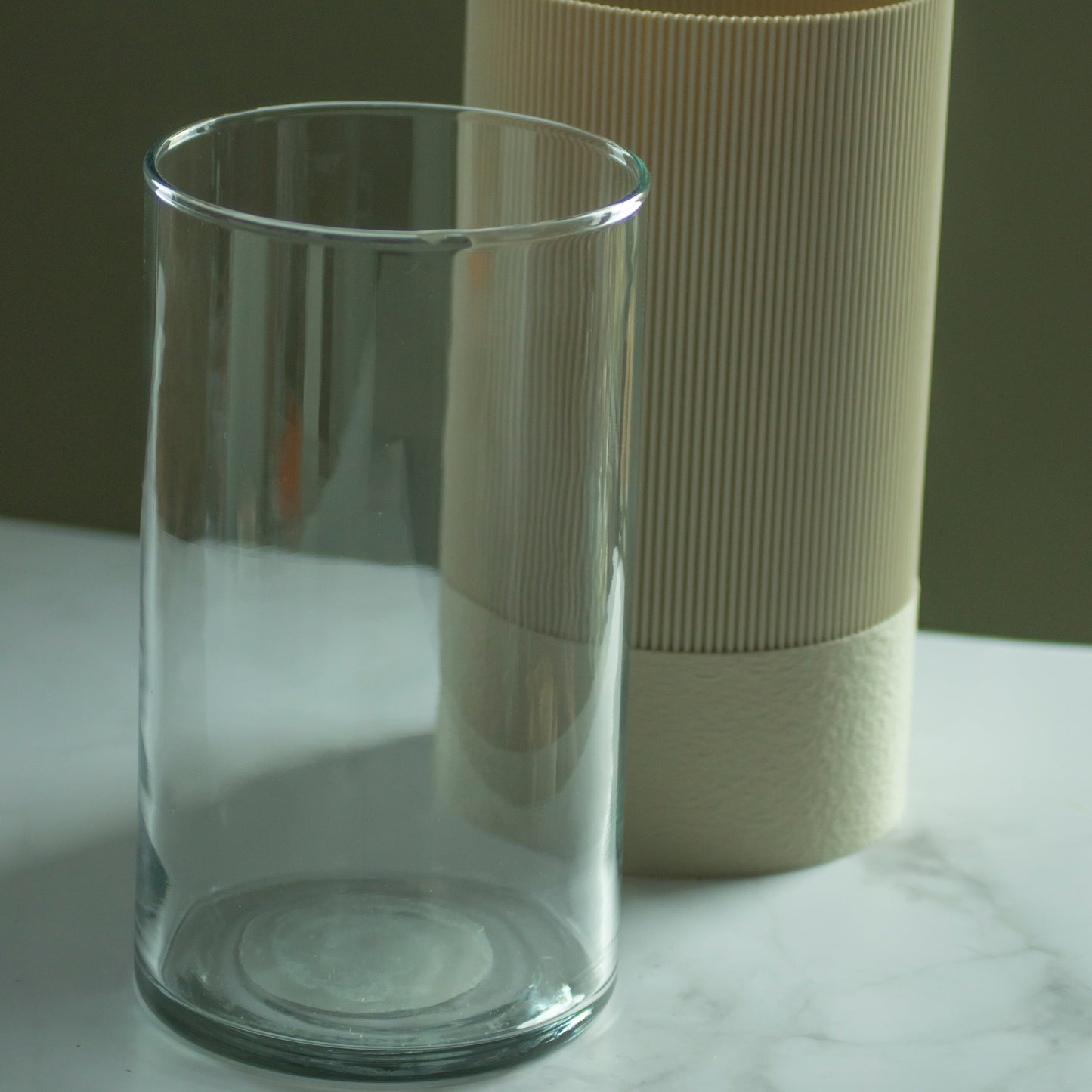 Kaki vaas Fuzz met droogbloemen op marmeren blad en groene achtergrond