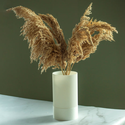 Parelmoer vaas Fuzz met droogbloemen op marmeren blad en groene achtergrond