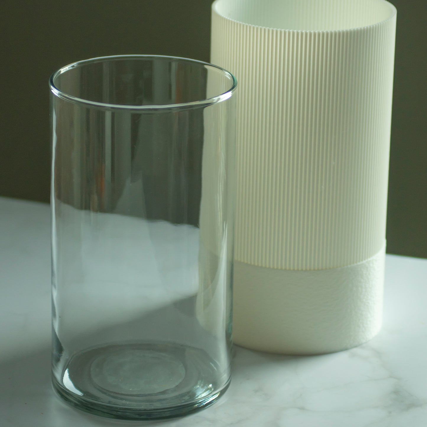 Parelmoer vaas Fuzz met droogbloemen op marmeren blad en groene achtergrond