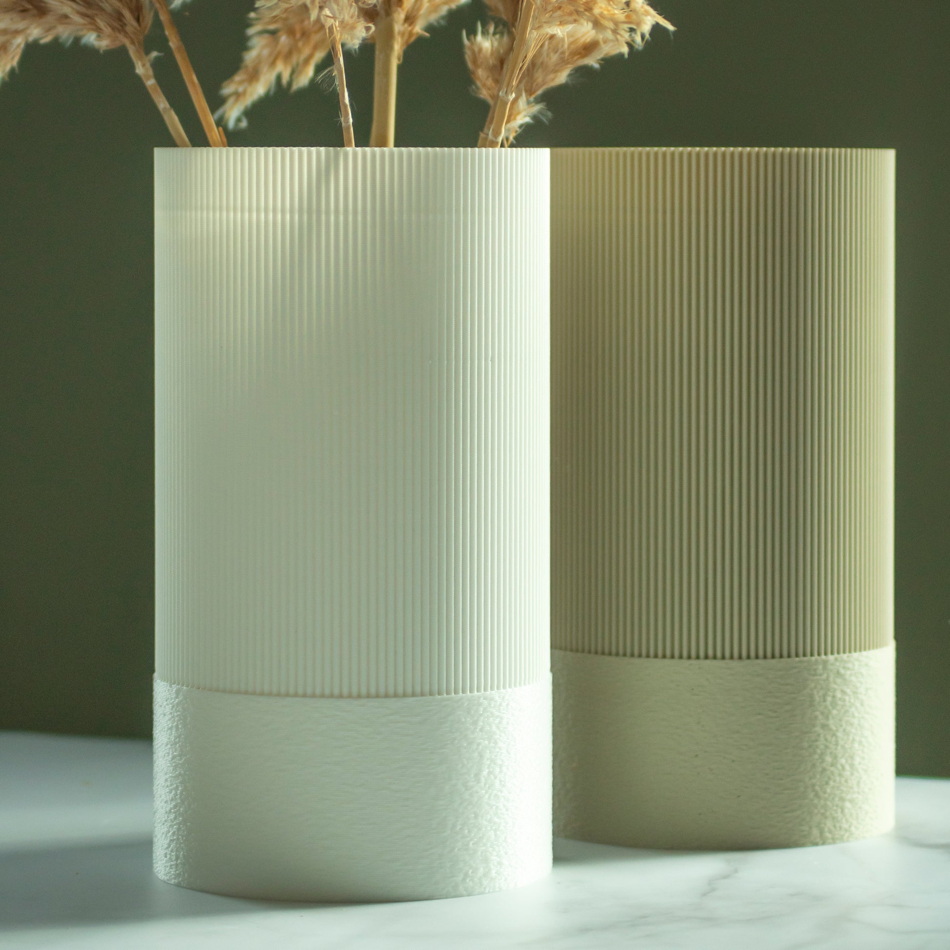 Vazen Fuzz met droogbloemen op marmeren blad en groene achtergrond