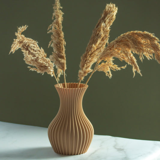 Karamel vaas Luva met droogbloemen op marmeren blad en groene achtergrond