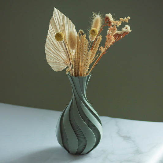 Olijfgroene vaas Spira met droogbloemen op marmeren blad en groene achtergrond