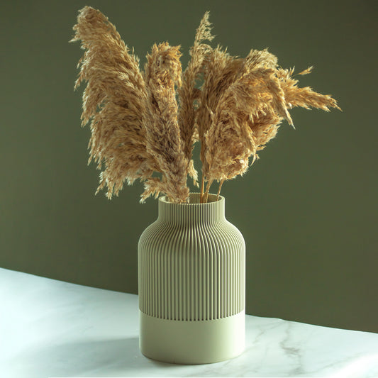 Kaki vaas Yara met droogbloemen op marmeren blad en groene achtergrond