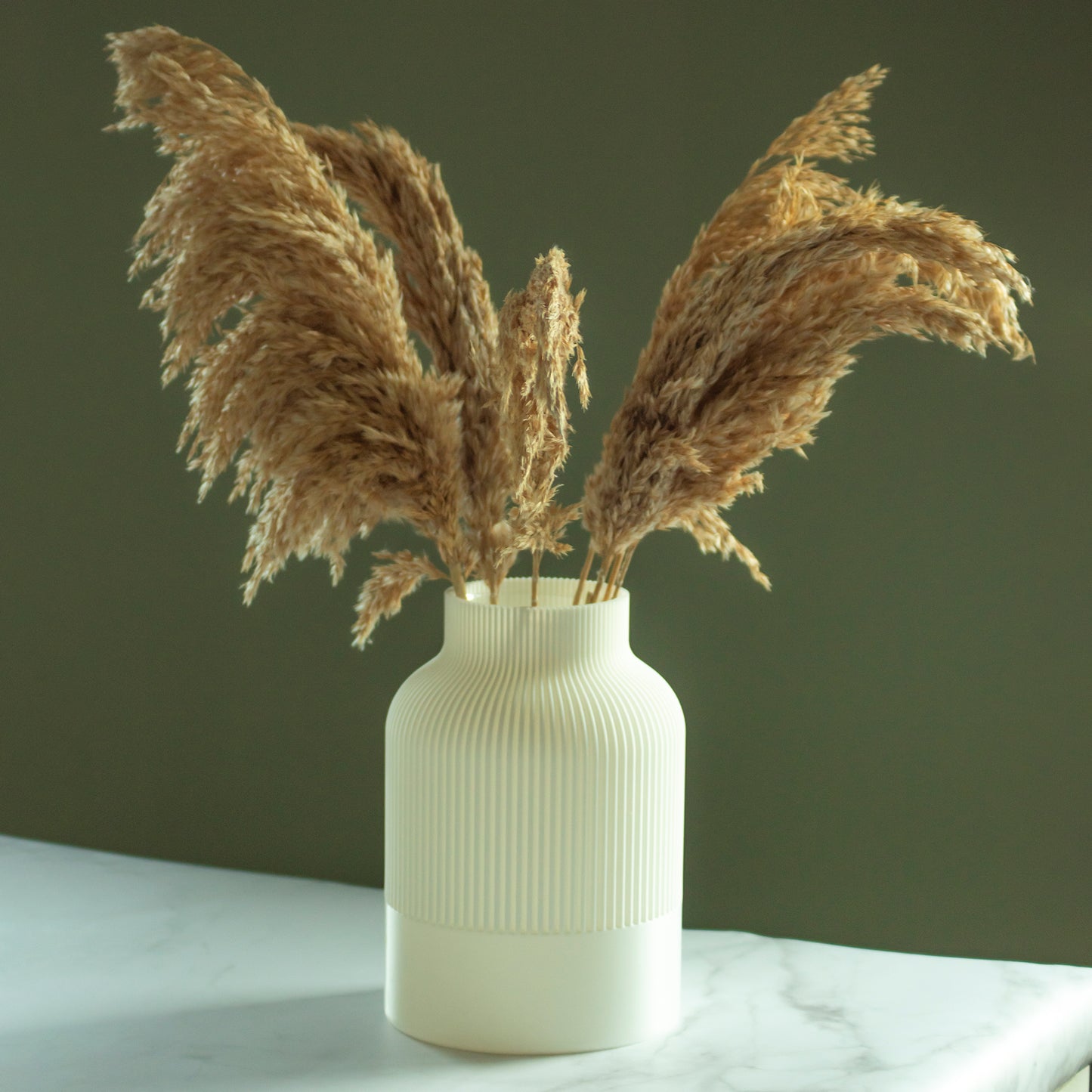 Parelmoer vaas Yara met droogbloemen op marmeren blad en groene achtergrond