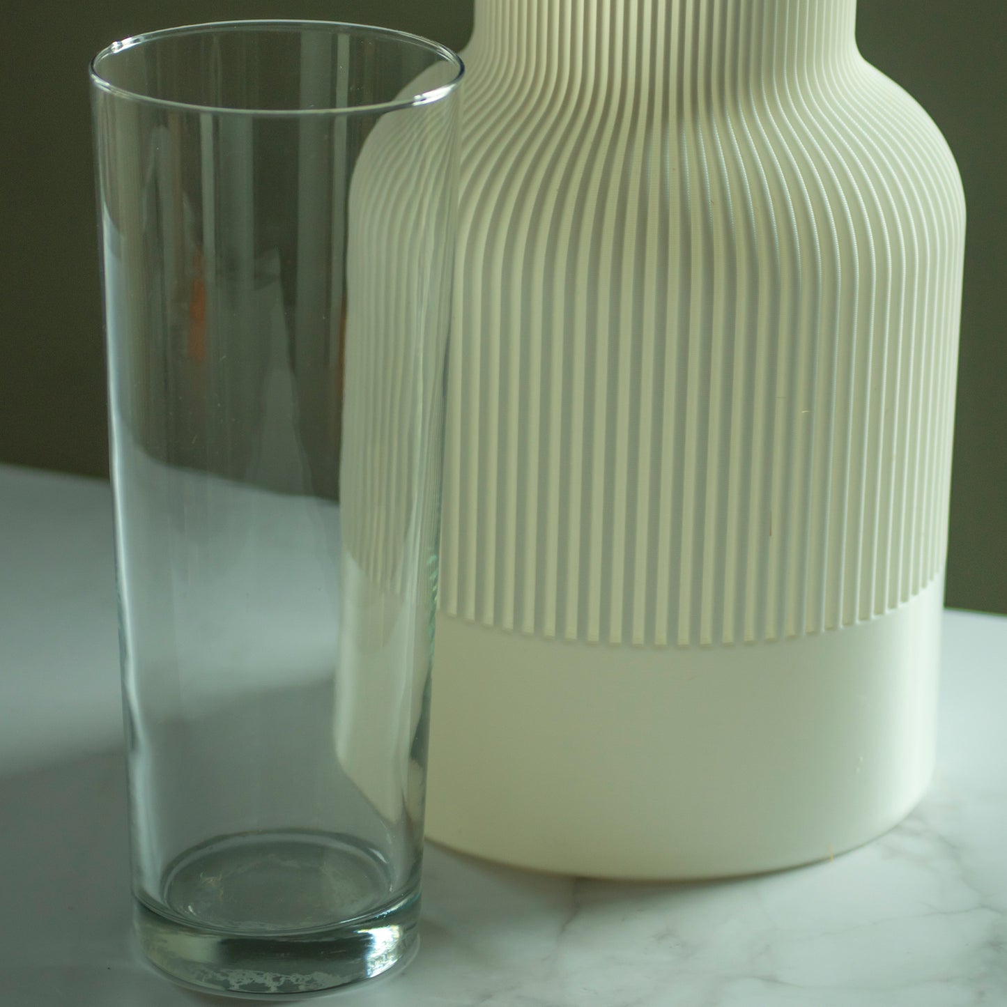 Parelmoer vaas Yara met droogbloemen op marmeren blad en groene achtergrond