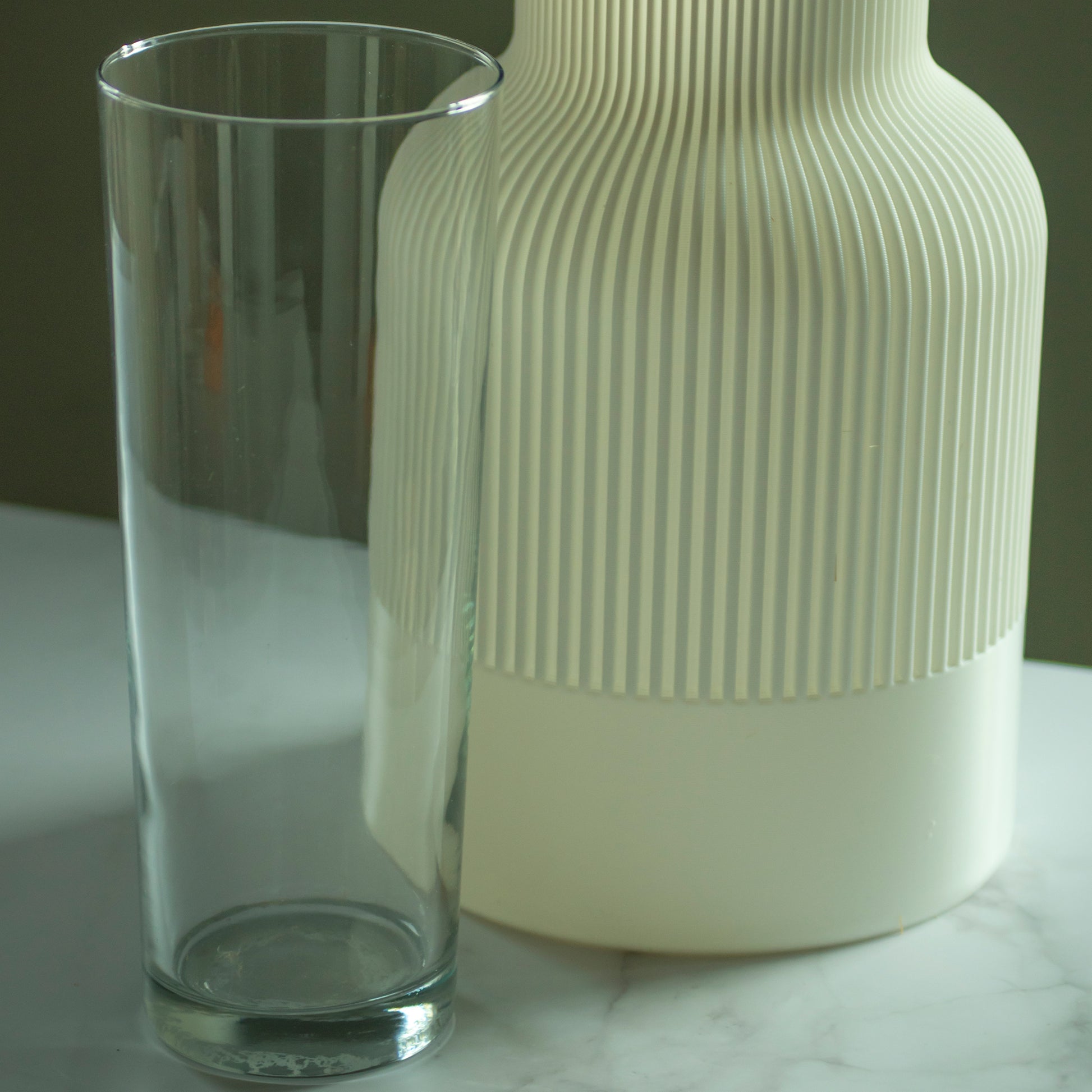 Parelmoer vaas Yara met droogbloemen op marmeren blad en groene achtergrond