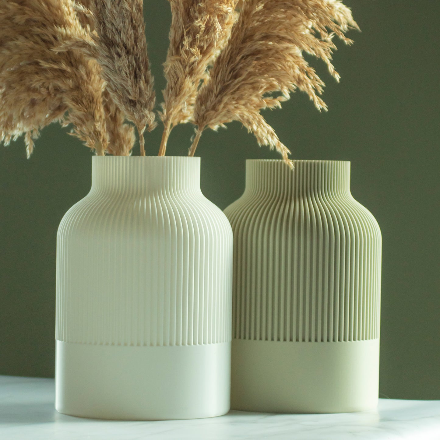 Vazen Yara met droogbloemen op marmeren blad en groene achtergrond