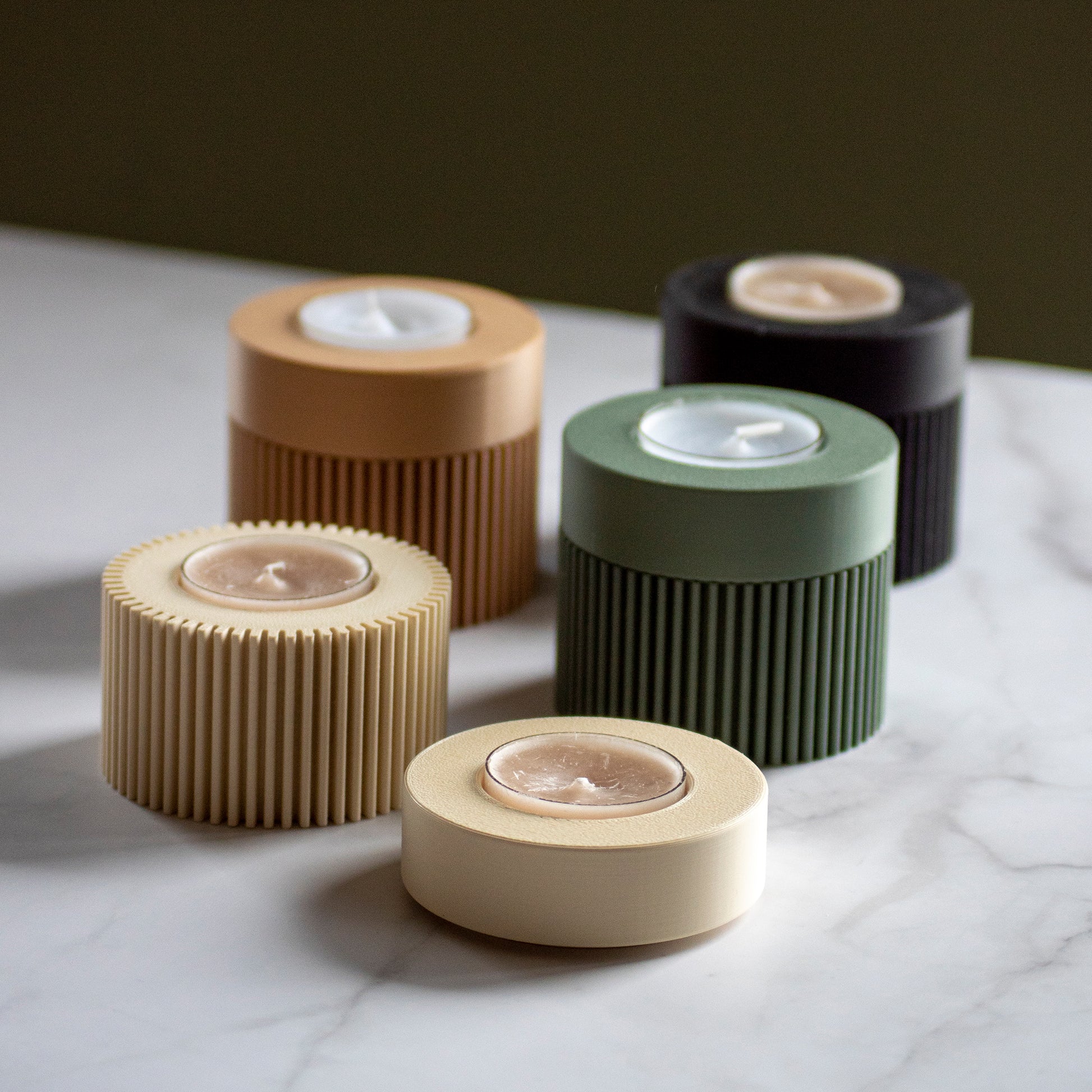 Waxinelichthouders Duo Light op marmeren ondergrond en rustige lichtval