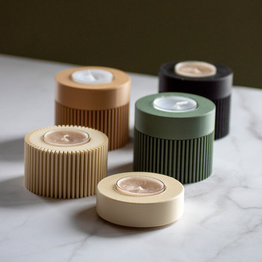 Waxinelichthouders Duo Light op marmeren ondergrond en rustige lichtval