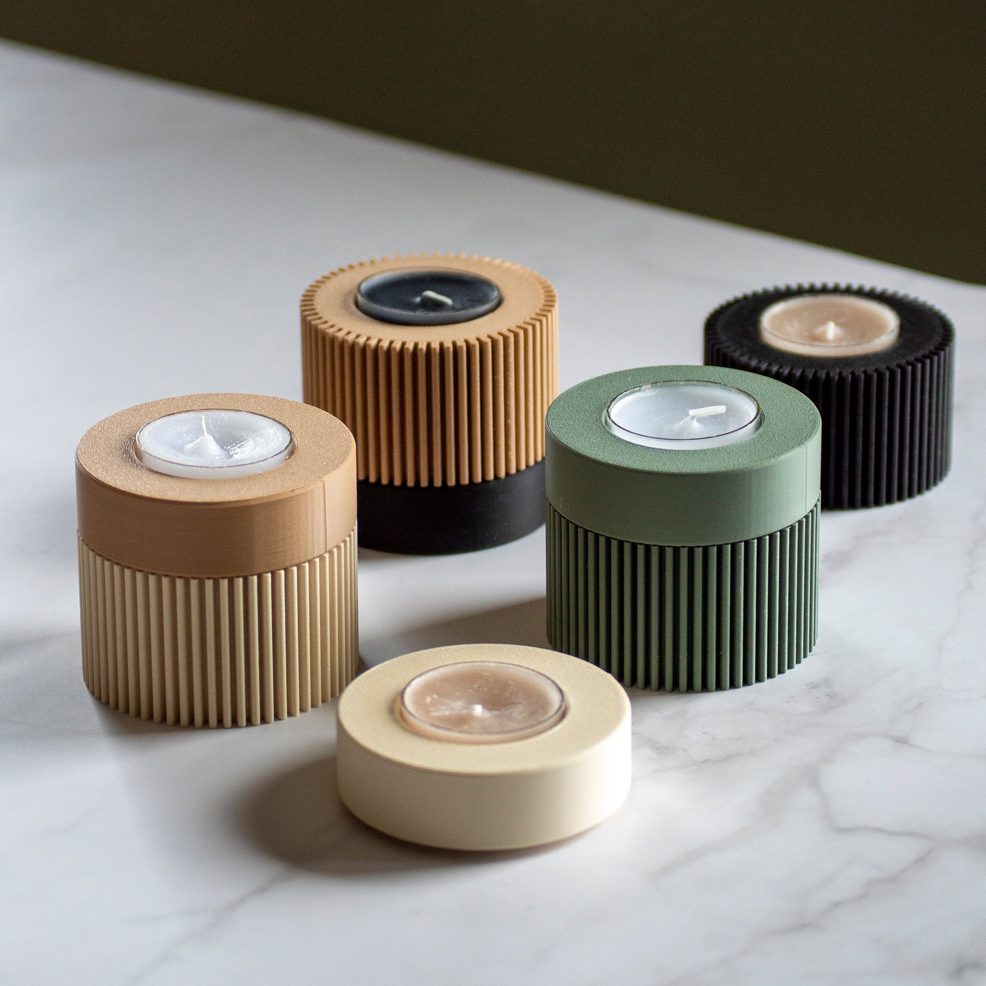 Waxinelichthouders Duo Light op marmeren ondergrond en rustige lichtval