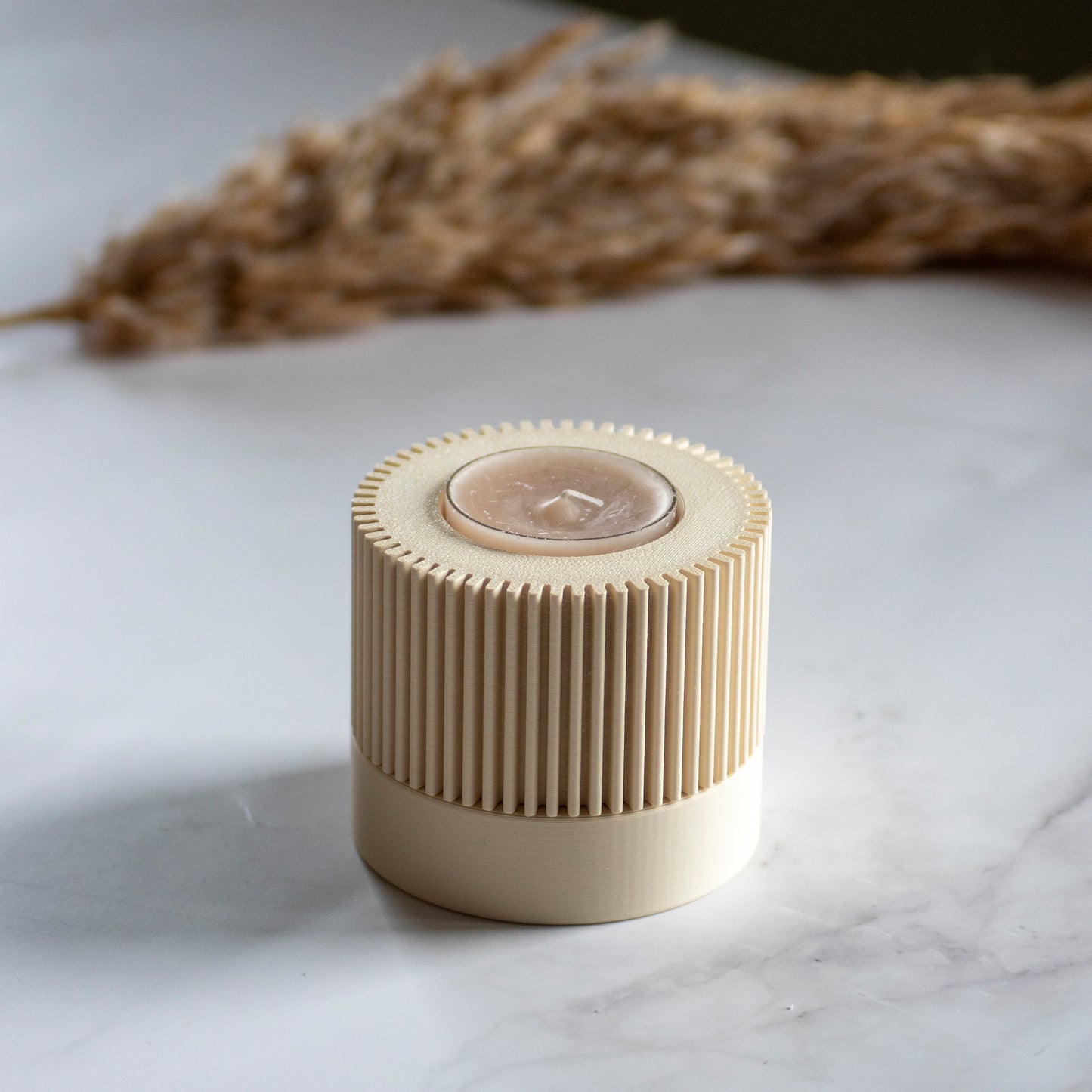 Waxinelichthouder Duo Light in kleur beige op marmeren ondergrond en rustige lichtval