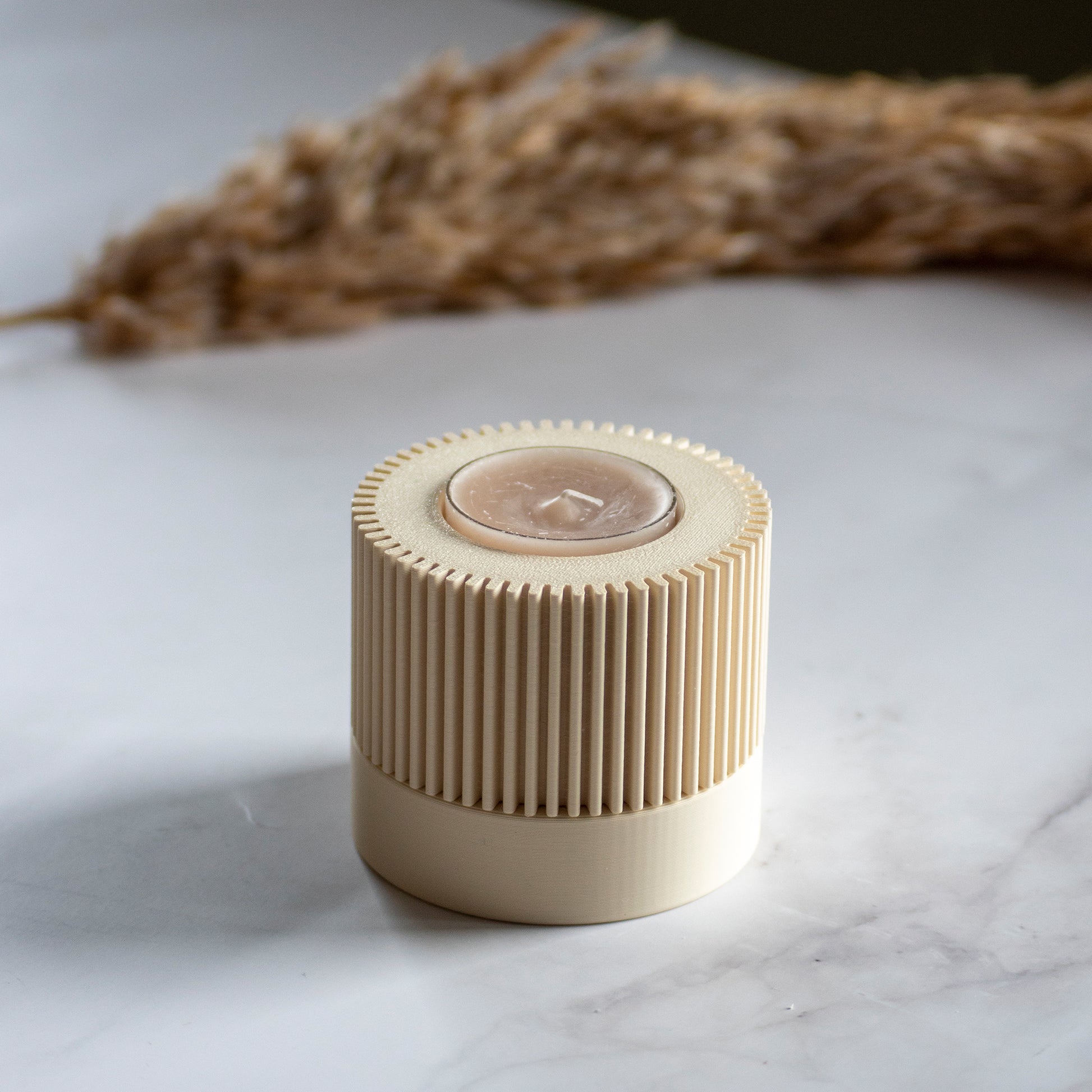 Waxinelichthouder Duo Light in kleur beige op marmeren ondergrond en rustige lichtval