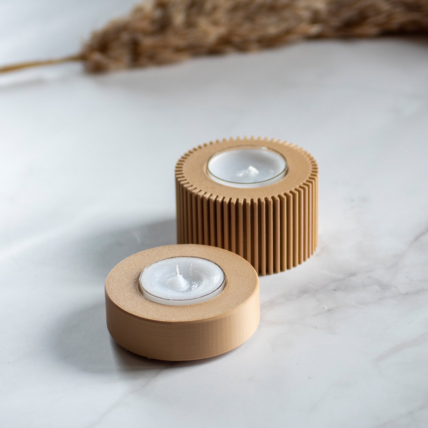 Waxinelichthouder Duo Light in kleur karamel op marmeren ondergrond en rustige lichtval