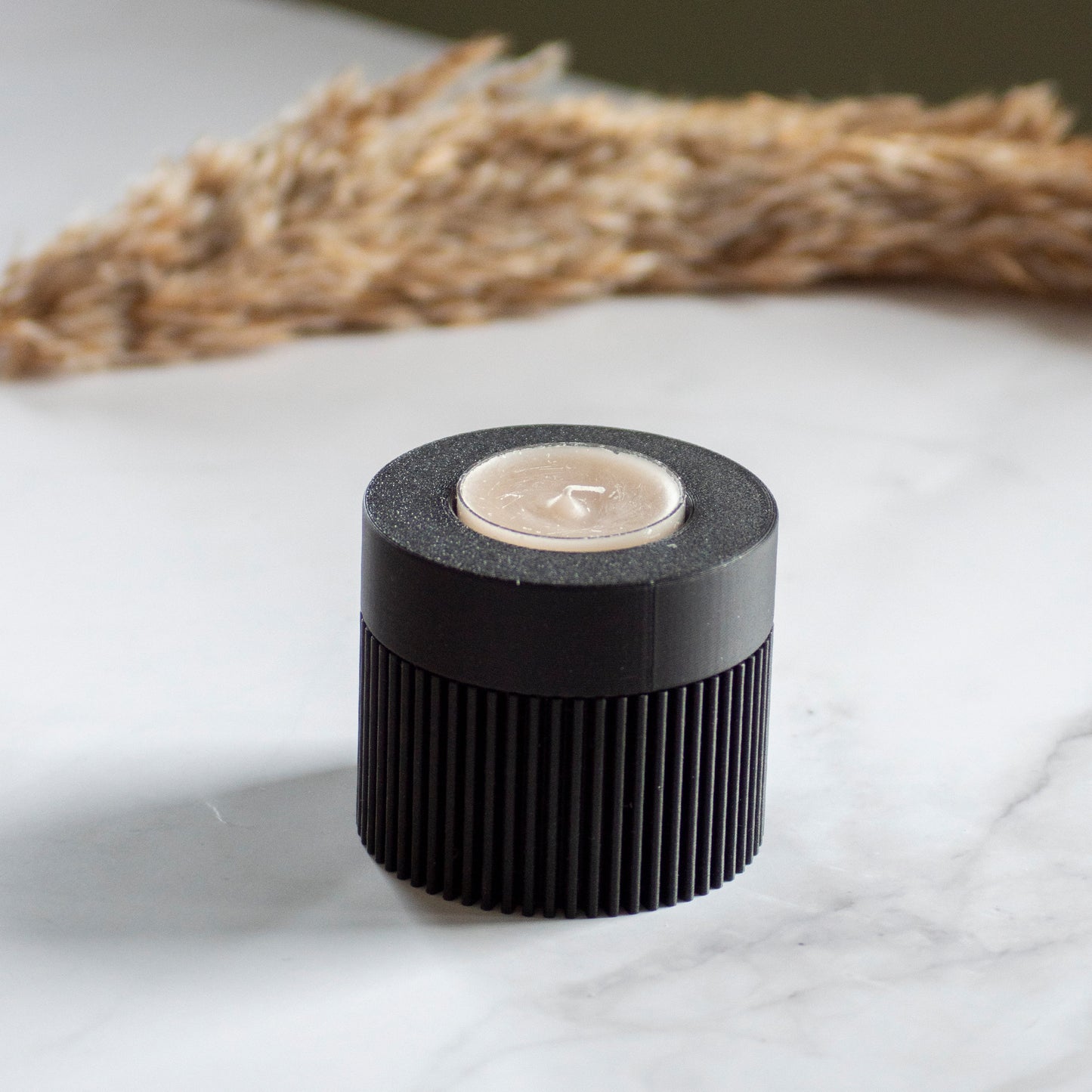 Waxinelichthouder Duo Light in kleur zwart op marmeren ondergrond en rustige lichtval