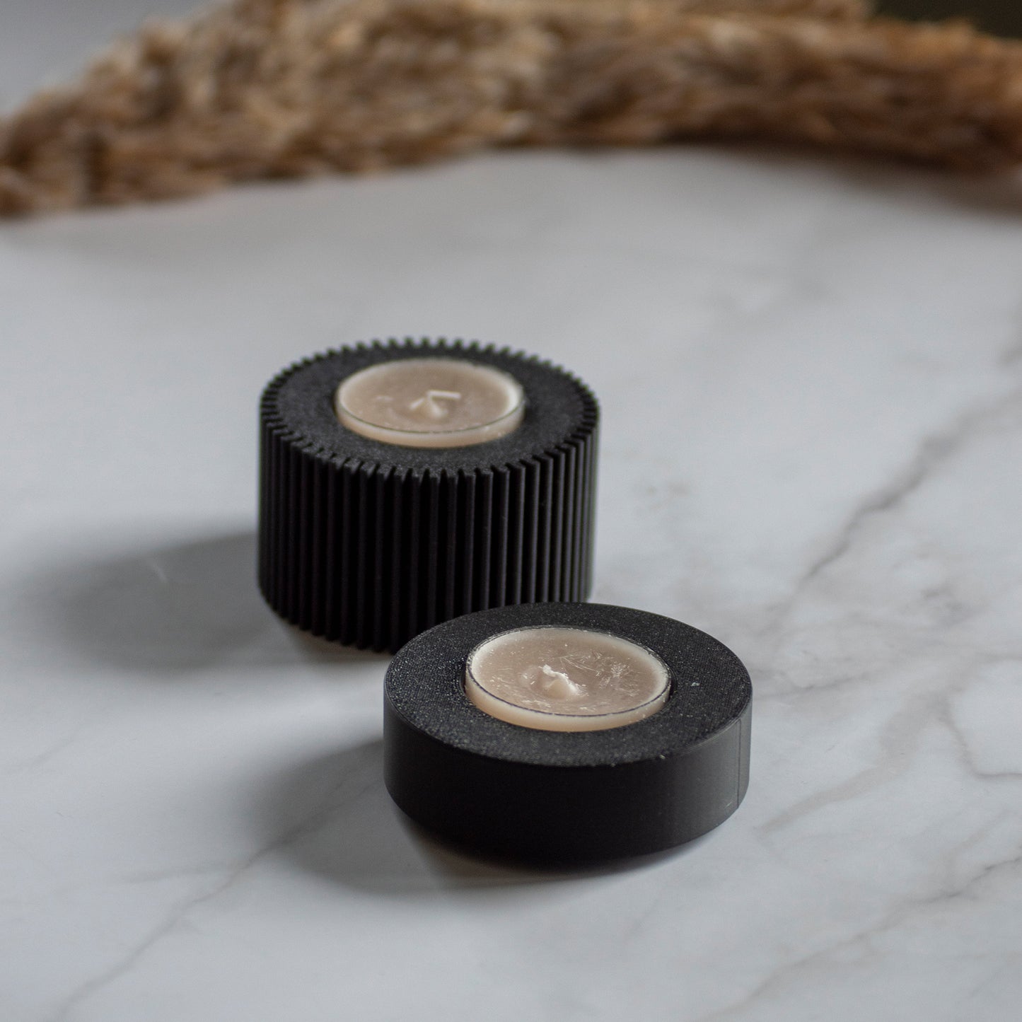 Waxinelichthouder Duo Light in kleur zwart op marmeren ondergrond en rustige lichtval