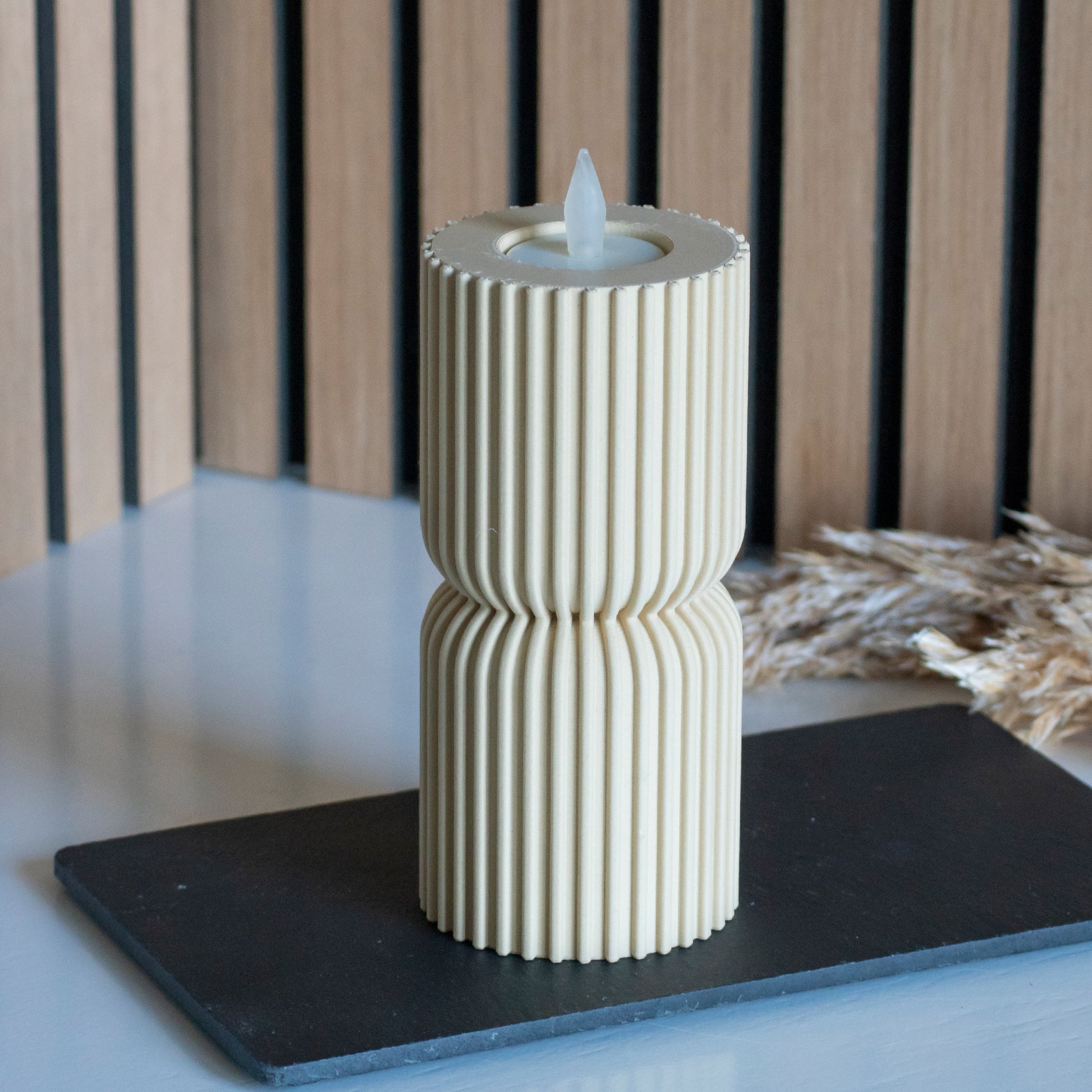 Lage waxinelichthouders als kandelaar in kleur beige voor LED lichtjes op witte tafel en houten achtergrond