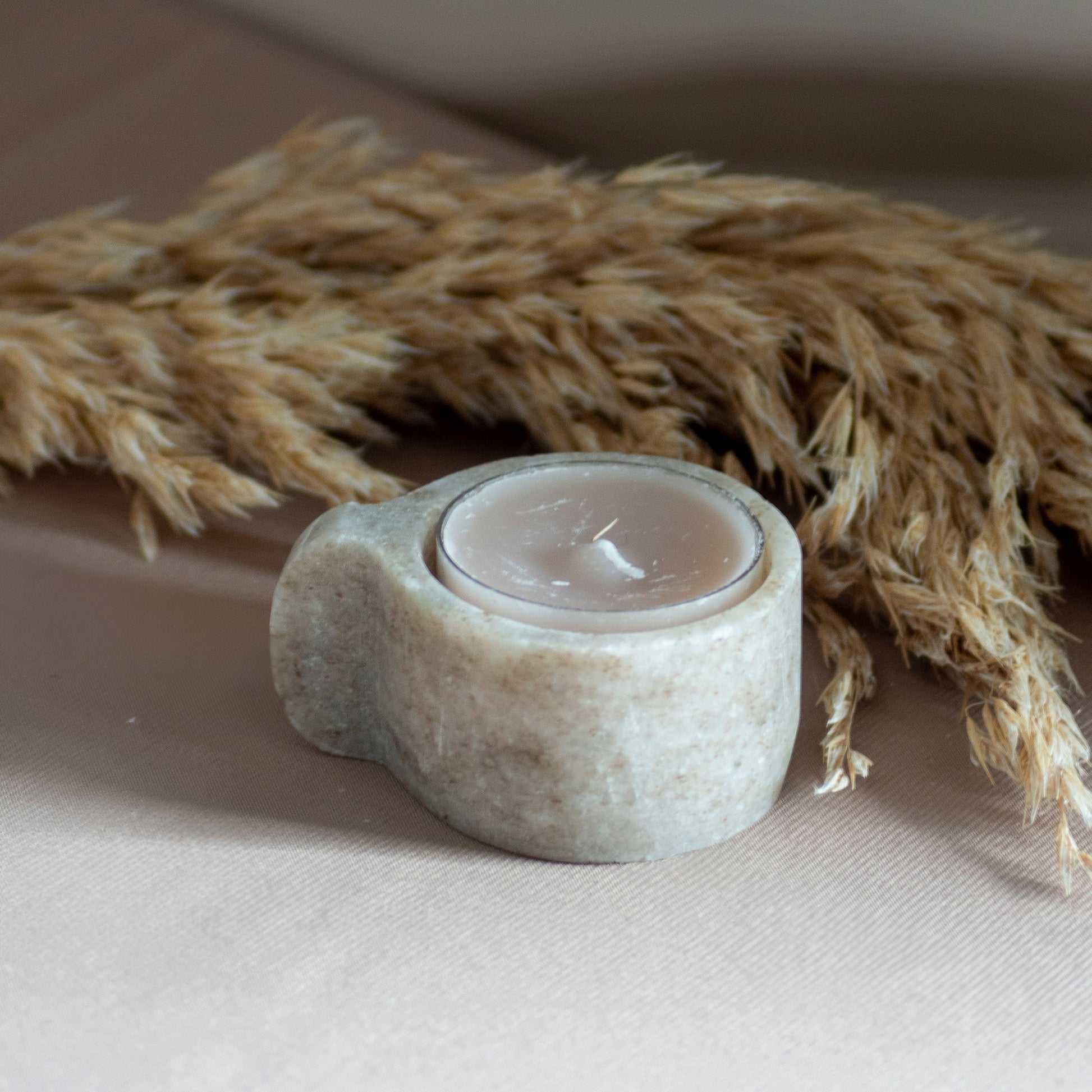 Waxinelichthouder Stone Calm op neutrale achtergrond en rustige lichtval