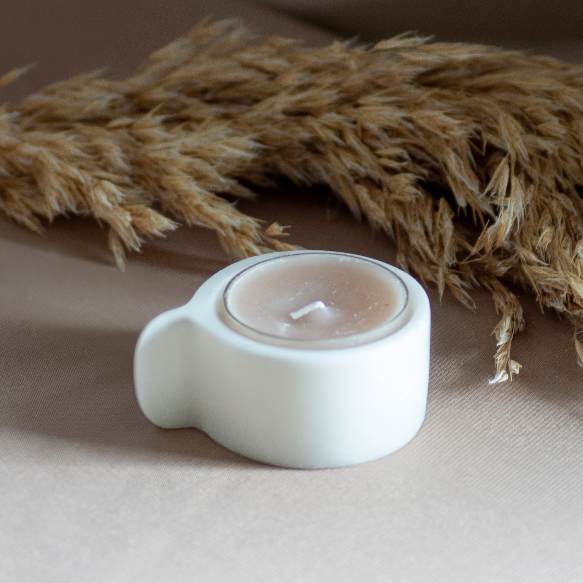 Waxinelichthouder Stone Calm op neutrale achtergrond en rustige lichtval