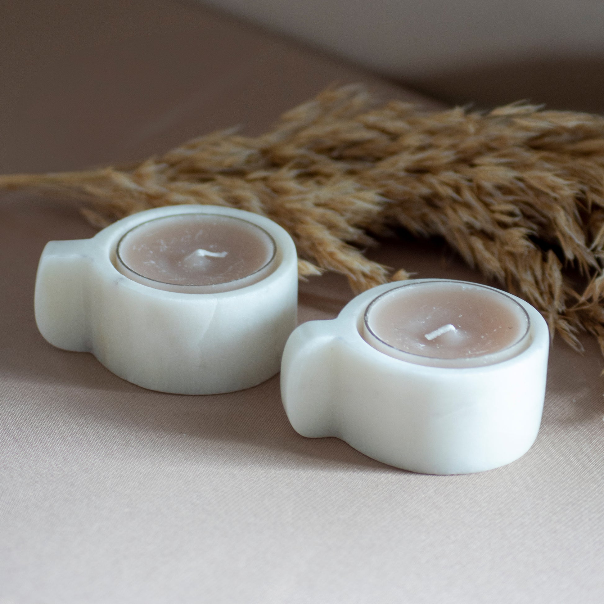 Waxinelichthouder Stone Calm op neutrale achtergrond en rustige lichtval