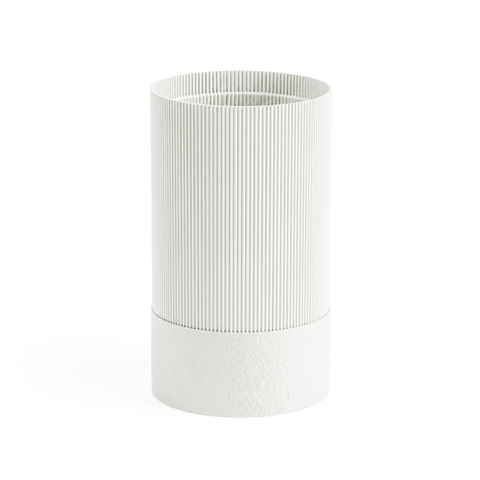 Parelmoer witte vaas met verticale ribbelstructuur