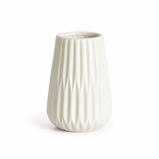 Vaas met verticale ribbelstructuur in witte kleur