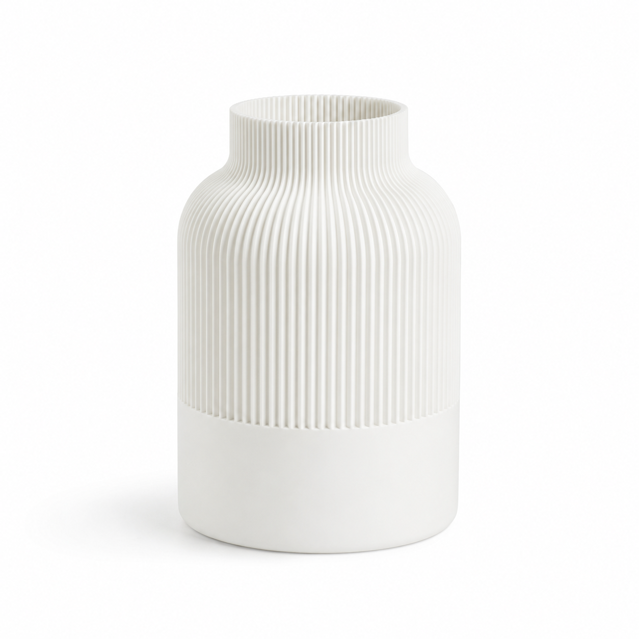 Parelmoer witte vaas met subtiele ribbelstructuur